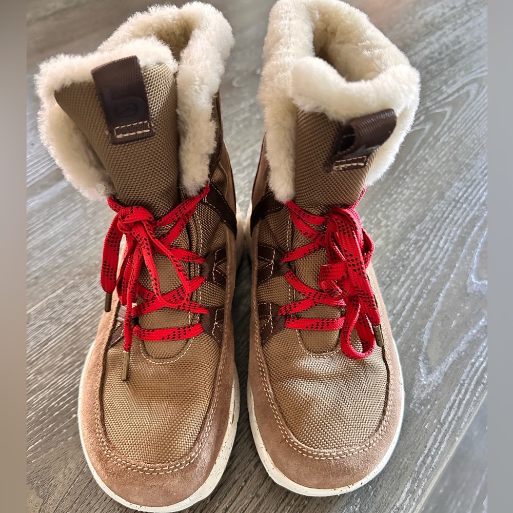 Bionica Olesha Tan Suede Boots with Red Laces, slip resistent W6.5, Like New